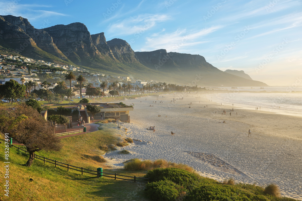 Naklejka premium Plaża Camps Bay w Kapsztadzie, RPA, na tle Dwunastu Apostołów.