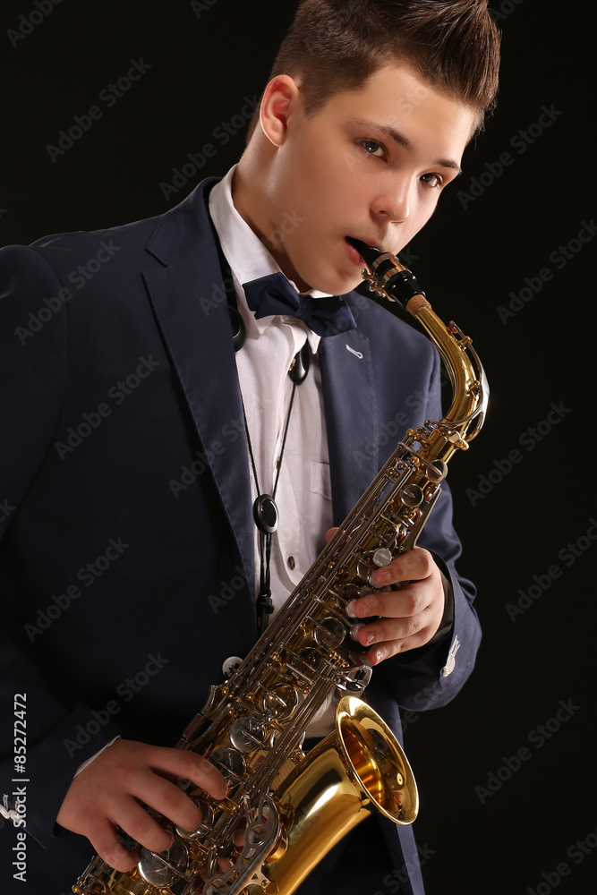 Naklejka premium Saxophonist