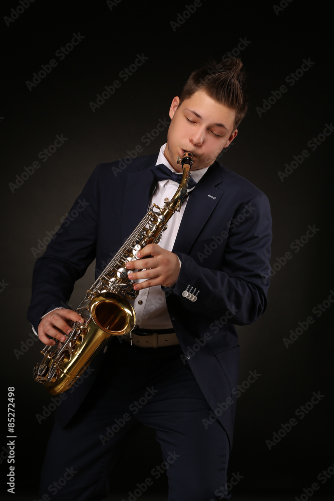 Naklejka premium Saxophonist