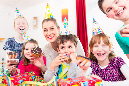 Kinder haben Kuchen auf Geburtstagsparty