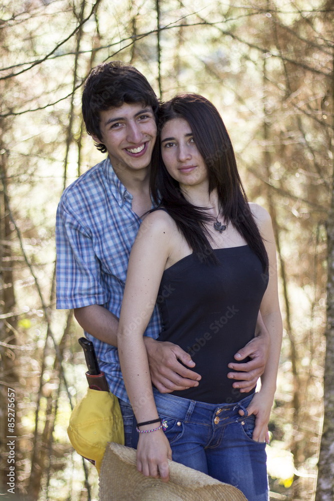 Fototapeta premium pareja en el bosque (Abrazo)
