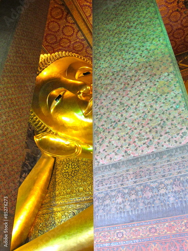 Gesicht von liegendem, goldfarbenen Buddha photo