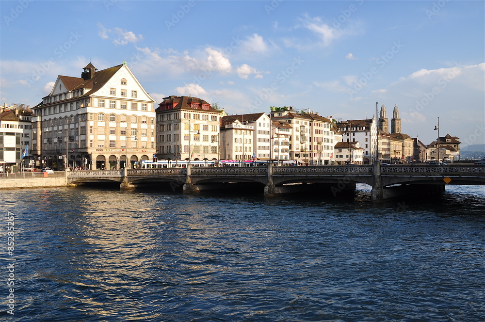 Zürcher Altstadt mit Rudolf Brun Brücke, Schweiz