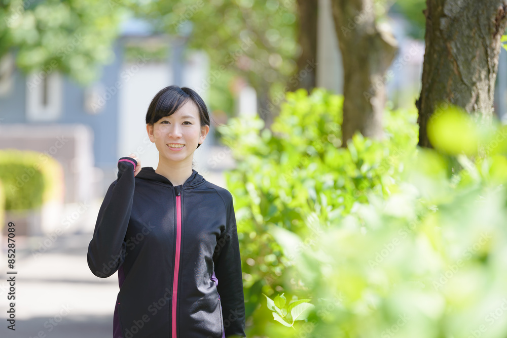 ウォーキングする女性 ウォーキングする女性