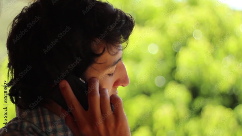 hablando por celular