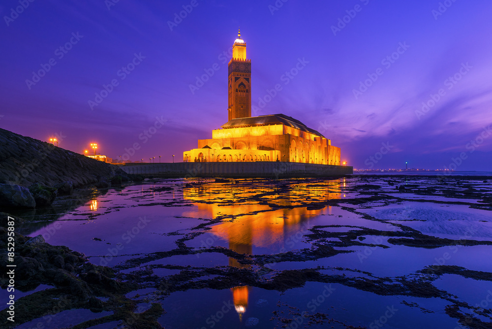 Obraz premium Meczet Hassana II podczas zachodu słońca w Casablance, Maroko