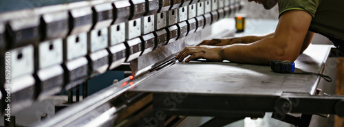Tableau sur toile Man Working In Factory