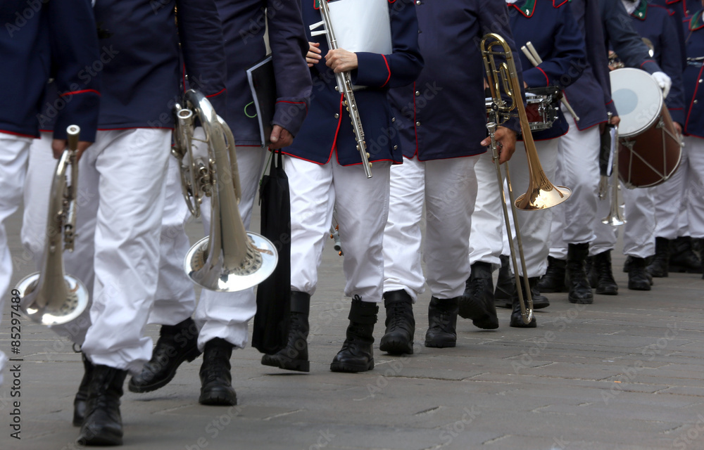 Obraz premium Many musicians of the band in full uniform during the parade