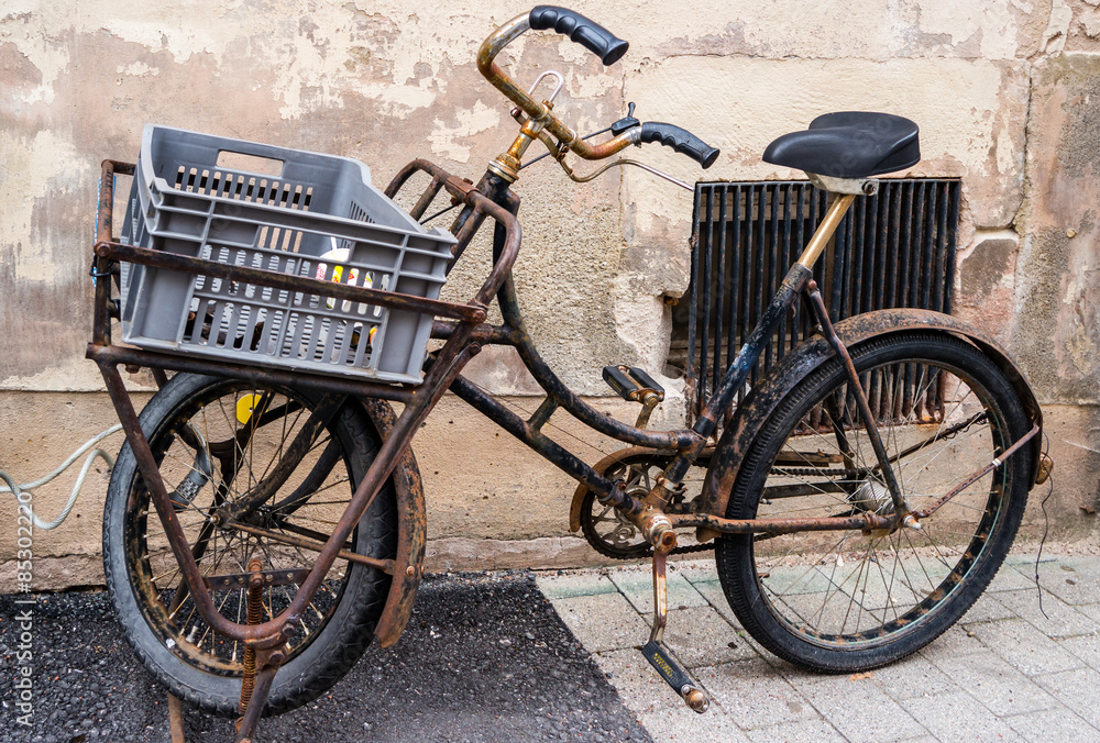 Antikes Fahrrad in einer Gasse