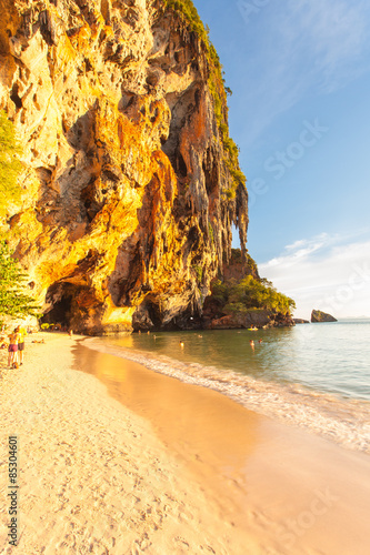 grottes calcaires et plage de Phra-Nang, Krabi, Thaïlande 