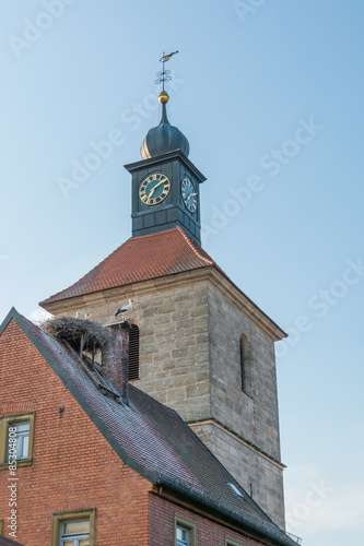 Kirchturm mit Storchennest