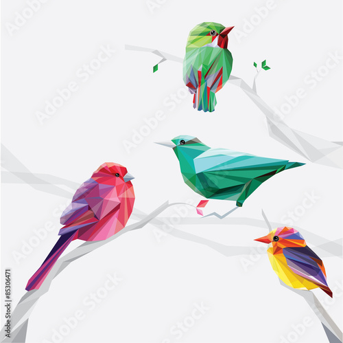 kolorowe ptaki w stylu niskiego wielokąta na gałęziach drzew