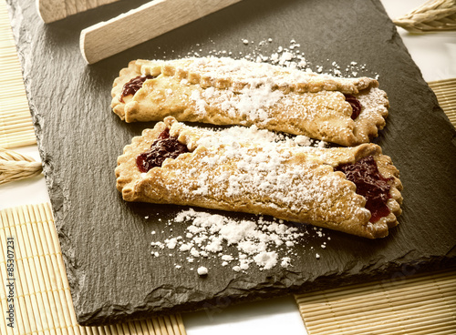 dolcetti di frolla con marmellata su ambientazione di ardesia e bambù photo