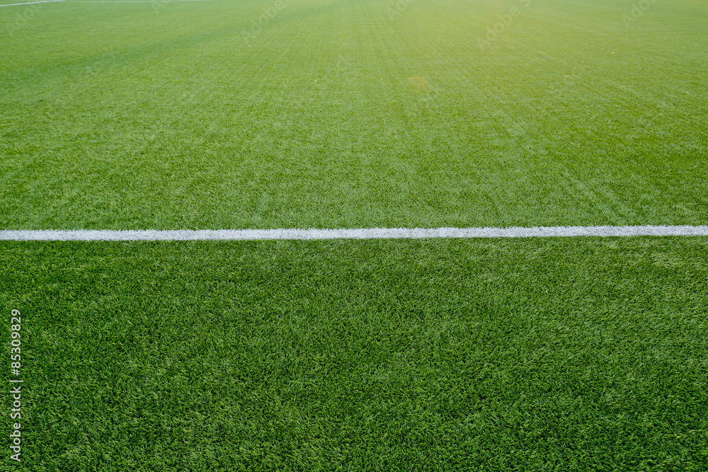 Obraz premium Straight white chalk line marking on grass background.