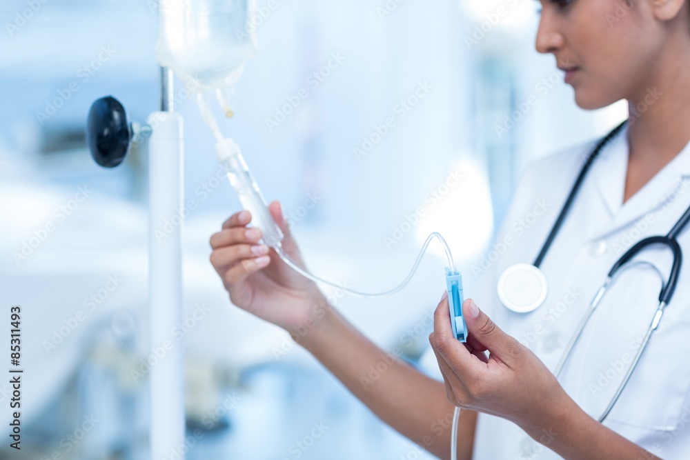 Nurse connecting an intravenous drip - obrazy, fototapety, plakaty 