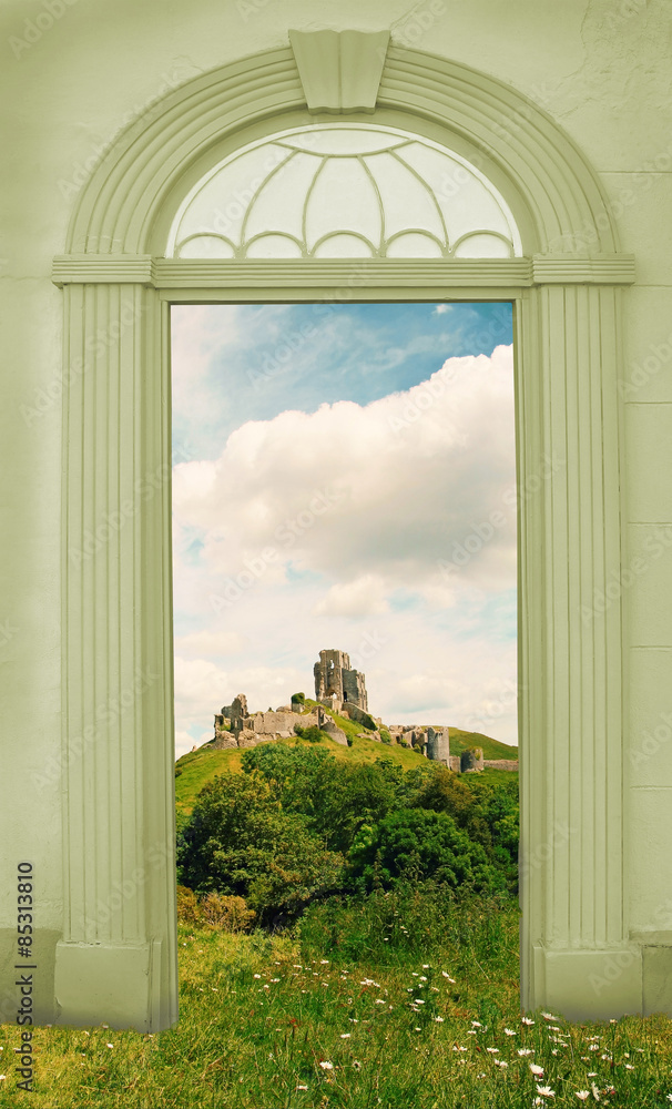 Obraz premium Torbogen mit Blick auf Burgruine