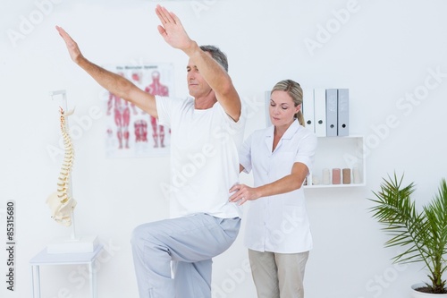 Cuadro en lienzo Doctor examining her patient back