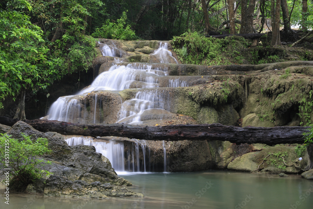 Fototapeta premium Erawan Waterfall, Erawan National Park in Kanchanaburi, Thailand