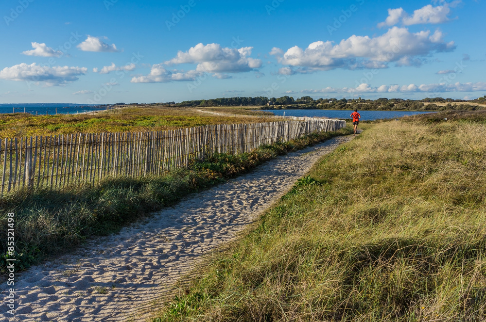 Coureur dans les dunes de la plages de Kerouini en Bretagne
