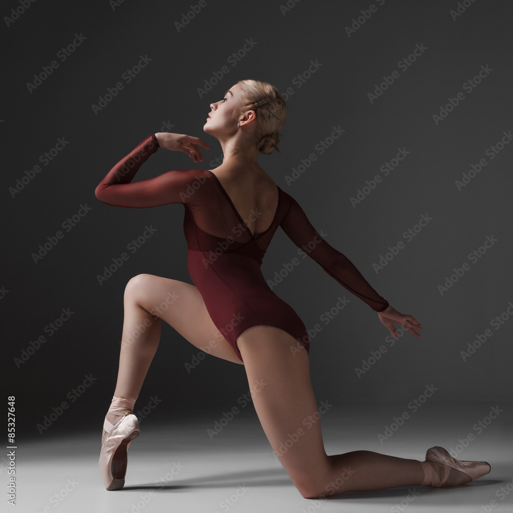 Obraz premium Young beautiful modern style dancer posing on a studio