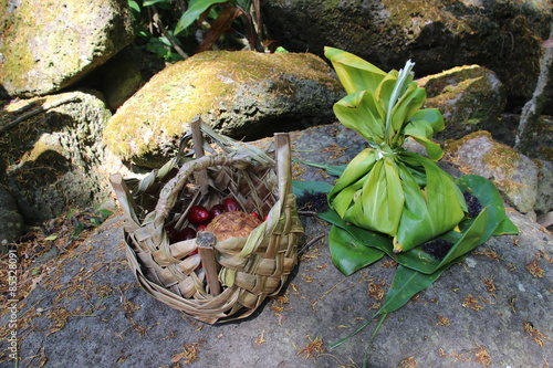 Foto Traditional hawaiian offering wrapped in ti leaves and a palm leaf hand woven ba