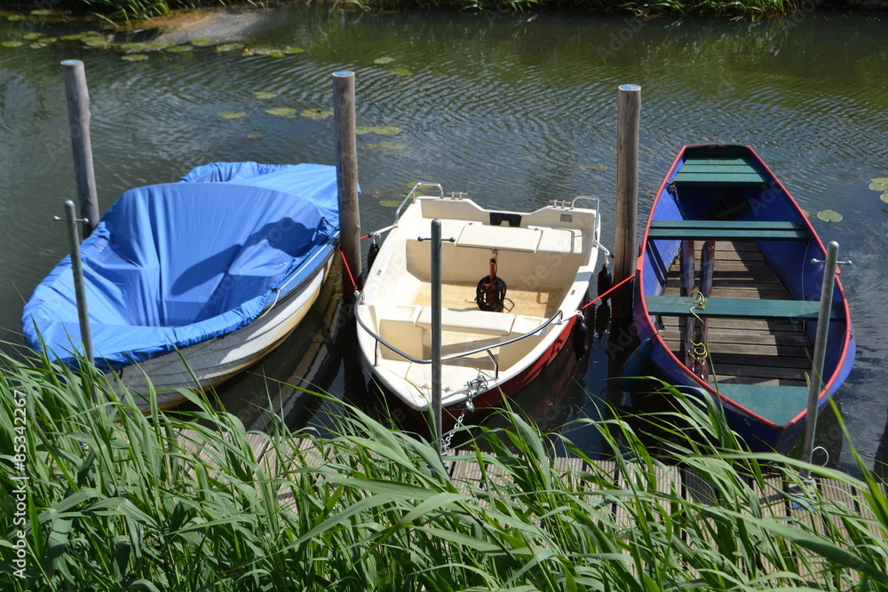 Obraz premium drie bootjes aan steiger