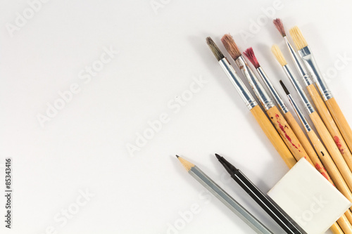 red pens drive focus to center on wooden background