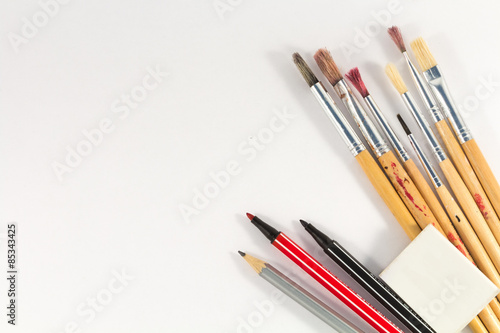 red pens drive focus to center on wooden background