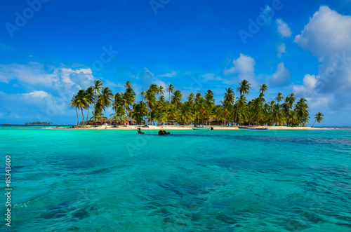 Tropical Island -  archipelago with beautiful beaches © Simon Dannhauer