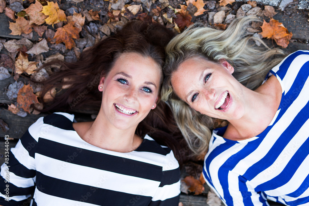 © Westend61 - Portrait of two smiling women head to head © Westend61 - Portrait of two smiling women head to head