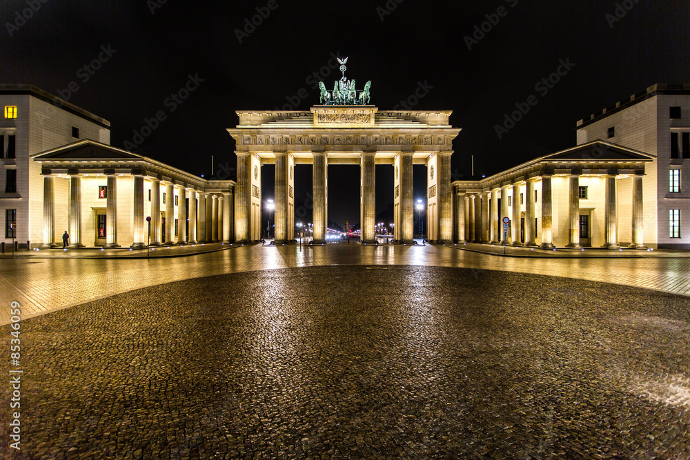 Das Brandenburger Tor bei Nacht ohne Menschen