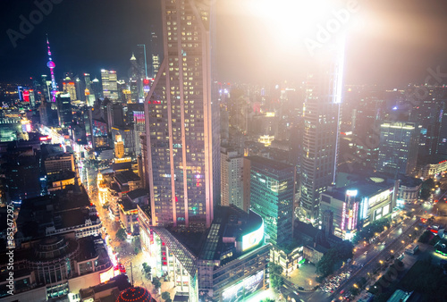 Blick über Shanghai bei Nacht mit Scheinwerferlicht photo