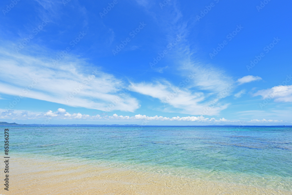 久高島の綺麗な海と夏空