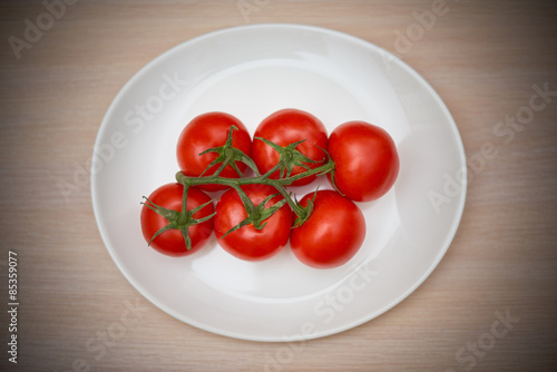 Fresh tomatoes © bondarchik