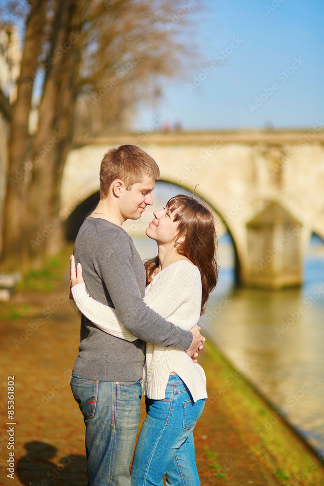 Fototapeta premium Young romantic couple in Paris