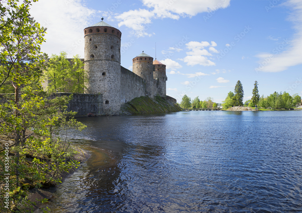 Вид на три башни старинной крепости Олвинлинна. Савонлинна, Финляндия