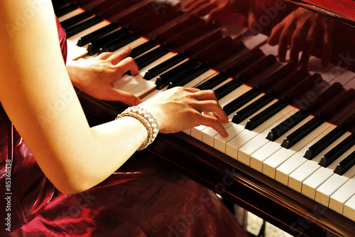 Fototapeta Kobiece ręce gra na fortepianie