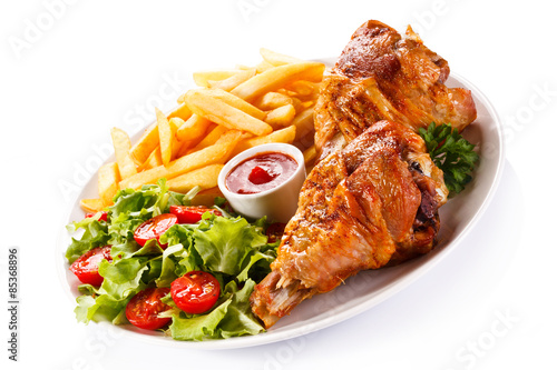 Grilled turkey thigs with chips and vegetables 