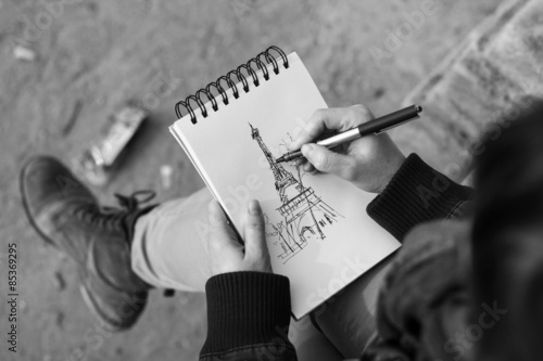Black and white image of the Eiffel Tower drawn on paper