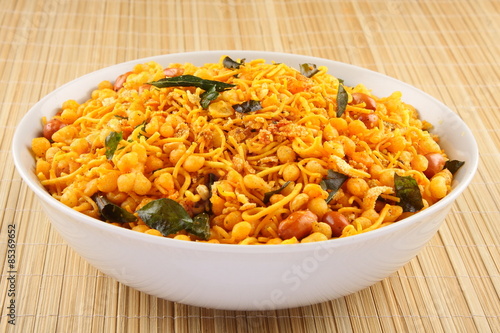 фотографія Traditional indian deep fried salty dish - chivda or mixture made of gram flour and mixed with dry fruits