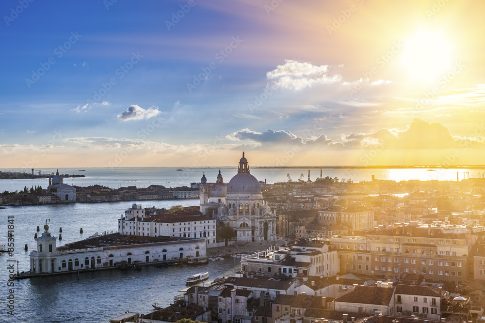 Fototapeta premium Basilique Santa Maria della Salute with sun