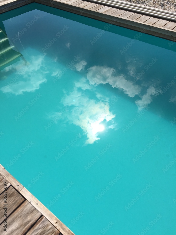 spiegelung des Himmels im Pool