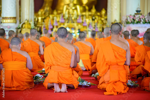 Valokuvatapetti buddhist monks pray to Buddha in Thai temple