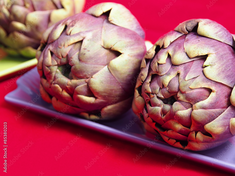 Obraz premium Raw purple artichokes