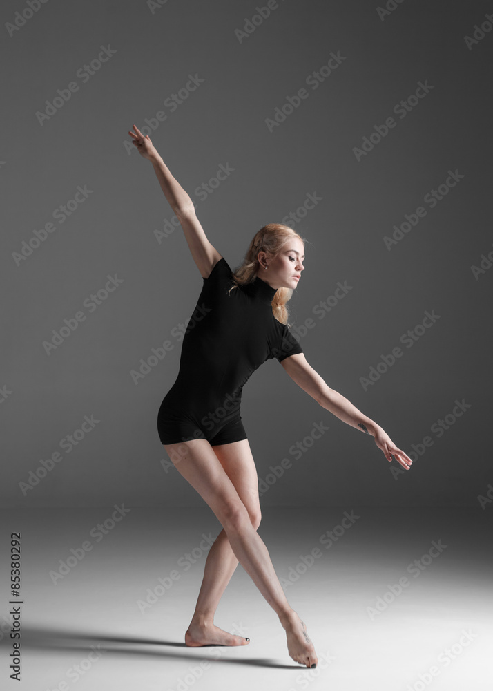 Obraz premium Young beautiful modern style dancer posing on a studio