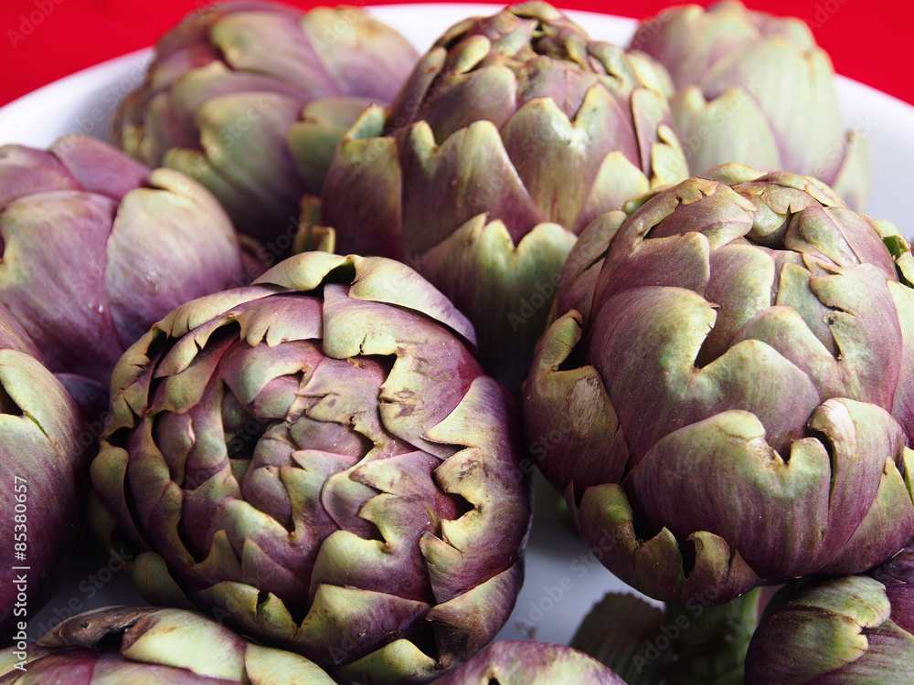 Obraz premium Many artichokes in a white plate