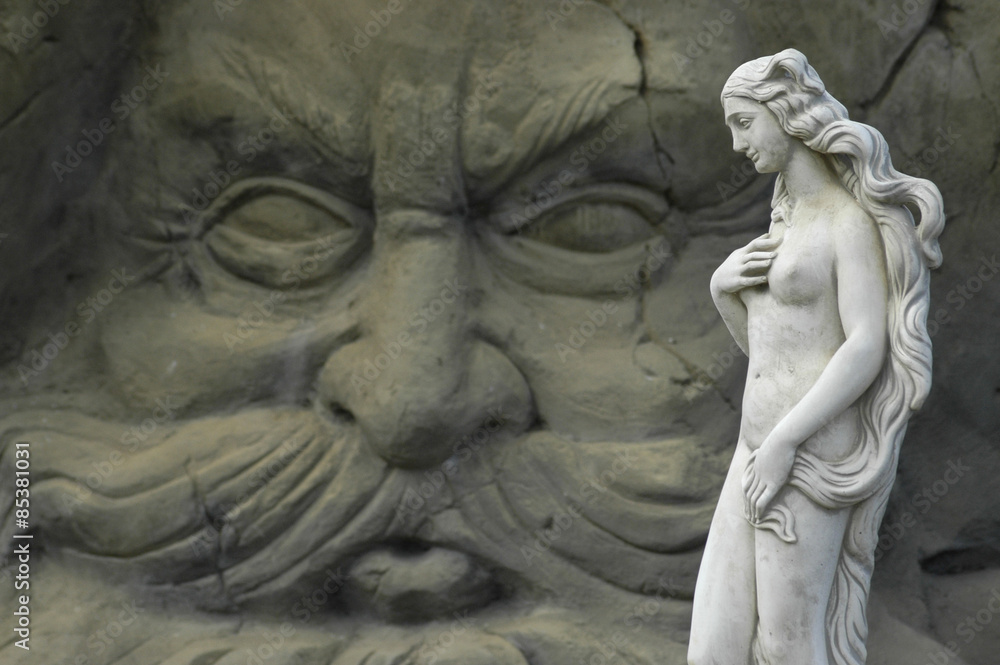 Estatua  cara neptuno y mujer