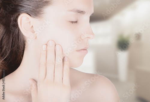 Viso donna con mano su guancia denti in studio medico photo