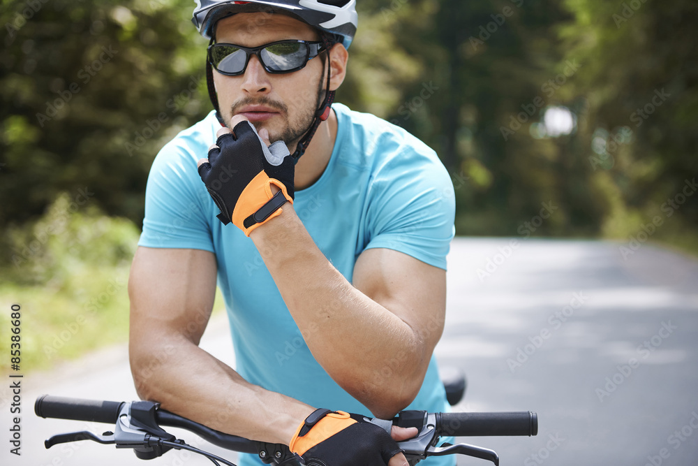 Naklejka premium Man planning his bicycle destination.