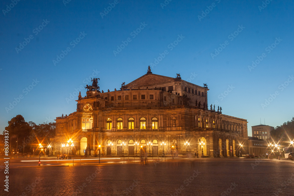 Dresdner Oper bei Nacht